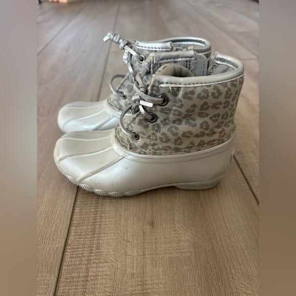 Sperry Toddler Girl Gray Leopard Print Saltwater Boots - Picture 3 of 7